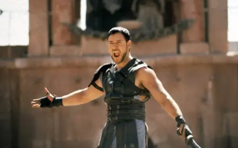 Maximus, gladiator, krzyczy w amfiteatrze, gotowy do walki. Kto to?