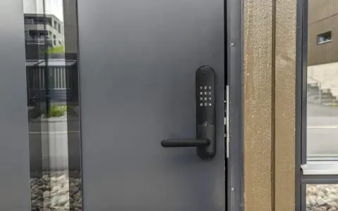 Säker dörr med Yale Doorman LS3 kodlås och handtag.