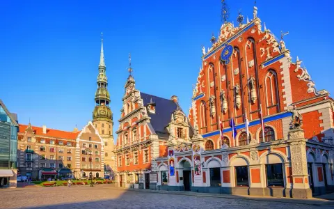 Rynek w Rydze, łotewski port nad Bałtykiem, z Domem Bractwa Czarnogłowych i wieżą kościoła św. Piotra.