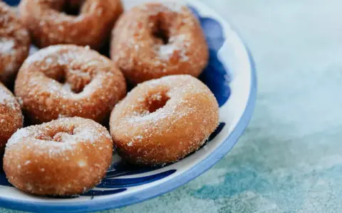 Rosquillas de Semana Santa espolvoreadas con azúcar, listas para disfrutar en familia.