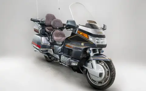 Elegancki motocykl Honda Goldwing 1500, idealny na długie trasy. Zastanawiasz się nad honda goldwing 1500 spalanie?