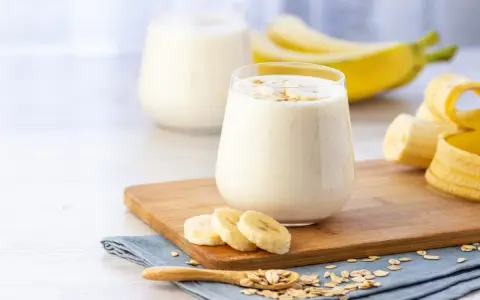Sok bananowy w drinkach: Łatwe przepisy na domowe hity!