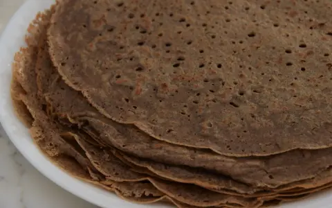 Pile de galettes de sarrasin, parfaites pour une recette galette crepe. Elles sont fines et légèrement dorées.