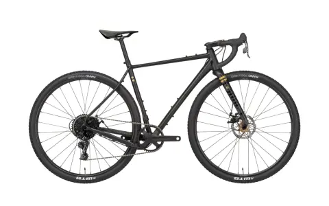 Czarny rower gravelowy Rondo Ruut z napędem SRAM i oponami WTB Nano.
