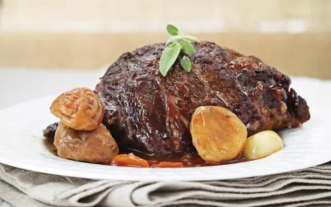 Jugosa carne asada con castañas y hierbas, perfecta para tus recetas con carne.