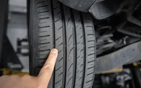 Ząbkowanie opon: Objawy, przyczyny i jak skutecznie temu zapobiec?