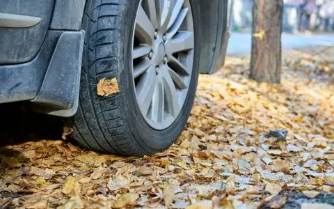 Kiedy zmienić opony? Sezon, zużycie, prawo uniknij błędów!