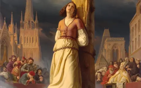 Święta Joanna d'Arc przywiązana do słupa, otoczona tłumem i budynkami sakralnymi.