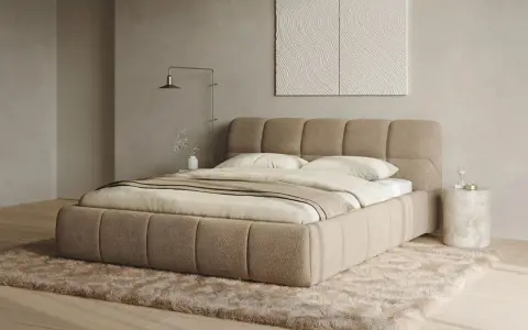 Ein gemütliches Polsterbett mit gestepptem Kopfteil und Sockel, umgeben von einem flauschigen Teppich. Perfekt für erholsamen Schlaf.