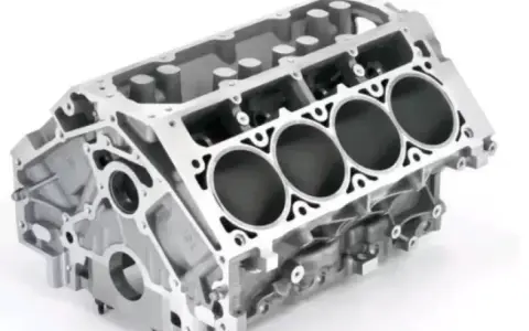 El bloque motor de aluminio, con sus cilindros expuestos, es el corazón de un motor potente.