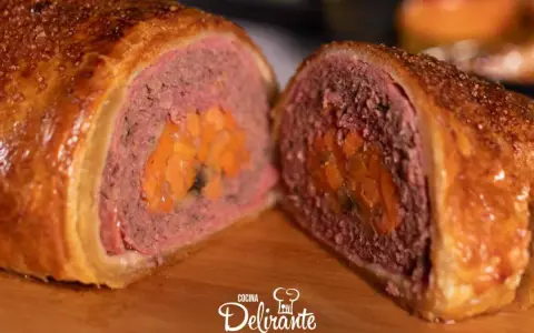 Un delicioso pastel de carne tradicional, horneado en masa dorada y relleno de zanahorias.