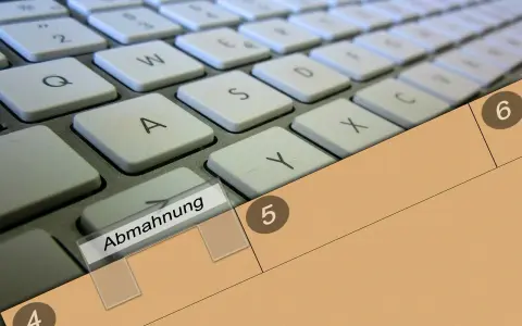 Tastatur mit der Beschriftung "Abmahnung" und den Ziffern 4, 5, 6. Ein Hinweis auf eine mögliche Abmahnung DSGVO.
