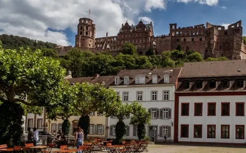 Heidelberger Schloss thront über malerischen Häusern. Ein perfekter Ort, um zu entspannen und zu überlegen, was to do in Heidelberg.
