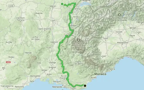 Carte de France et d'Italie montrant un itinéraire vert traversant les Alpes, de la Suisse à la côte méditerranéenne, passant par Lyon, Grenoble et Monaco.