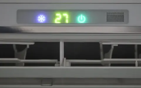 Aire acondicionado a 27 grados en verano. El indicador muestra un copo de nieve, la temperatura y el botón de encendido.
