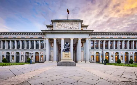Przed imponującym muzeum sztuki w Madrycie, z rzeźbą artysty na czele, rozciąga się kamienny plac.
