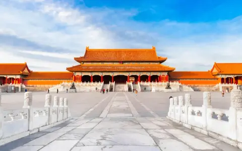 La Cité Interdite, un des 100 plus beaux monuments du monde, sous un ciel bleu éclatant.