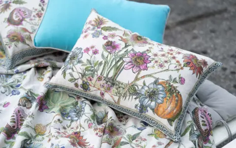 Cuscini per divano con fantasia floreale e un cuscino azzurro. Le misure dei cuscini divano sono perfette per un tocco di colore.
