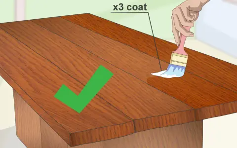 Come impermeabilizzare il legno: applica tre mani di vernice protettiva con un pennello per un risultato duraturo.