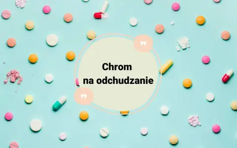 Kolorowe tabletki i kapsułki rozsypane na jasnoniebieskim tle. W centrum okrąg z napisem "Chrom na odchudzanie".