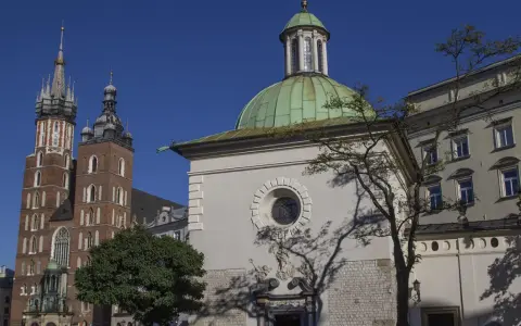 Kraków: Bazylika Mariacka i kaplica św. Klemensa, najstarszy kościół w Krakowie, pod błękitnym niebem.