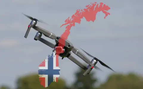 Eine Drohne fliegt über Norwegen. Die Umrisse des Landes sind mit der norwegischen Flagge und einer roten Umrisskarte überlagert.