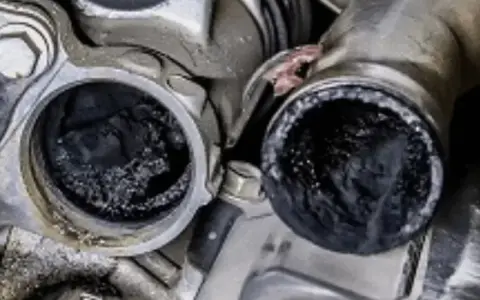 Depósito de carbonilla en conductos de admisión. Es hora de descarbonizar motor gasolina para mejorar su rendimiento.