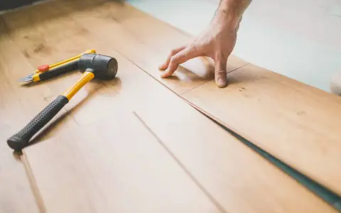 Instalación de parquet con martillo y cúter. ¡Soluciones caseras para reparar tu suelo!
