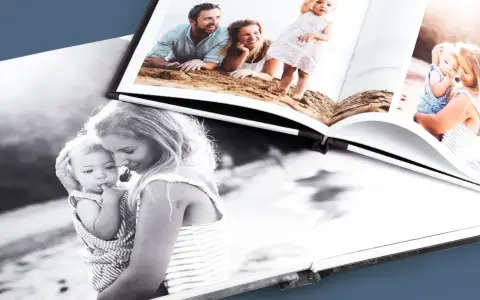 Otwarta fotoksiążka i fotoalbum prezentują rodzinne chwile: mama z dzieckiem na plaży, rodzice z córką.