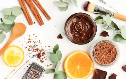 Zutaten für DIY-Kosmetik: Schokomaske, Kakao, Orange, Zitrone, Zimt, Eukalyptus.