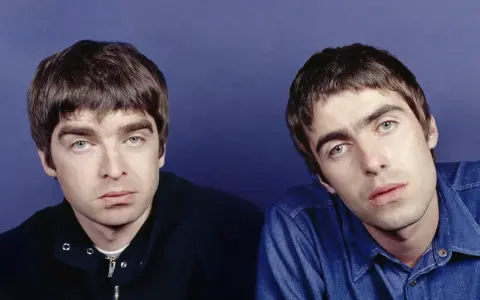 Les frères Gallagher, membres de Oasis, posent pour un portrait.