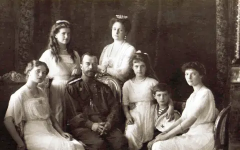 Ostatnie zdjęcie rodziny Romanowów przed tragiczną śmiercią. Car Mikołaj II z żoną i dziećmi.