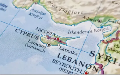 Mapa pokazuje Cypr Grecki, z zaznaczonymi Nikozją, Limassol i Larnaką. Obok widać Liban i Syrię.