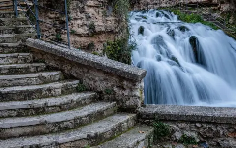 Escaleras de piedra desgastada conducen a las impresionantes trillo cascadas, con agua blanca cayendo en cascada sobre rocas cubiertas de musgo.