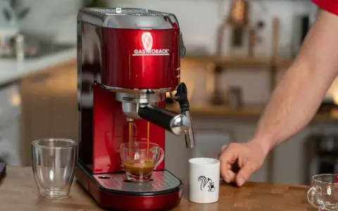 Rote Kaffeemaschine brüht Espresso mit Crema. Eine normale Kaffeemaschine für den perfekten Start in den Tag.