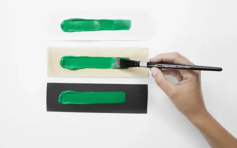 Grüne Acrylfarben-Streifen auf weißem, Holz- und schwarzem Untergrund. Perfekt für den Modellbau, um die Deckkraft zu testen.
