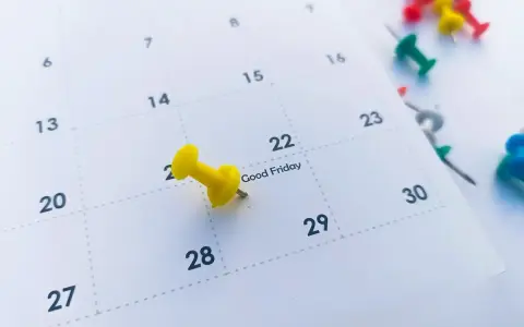 Żółty pinezka zaznacza "Good Friday" na kalendarzu. Czy Wielka Sobota jest dniem wolnym od pracy?