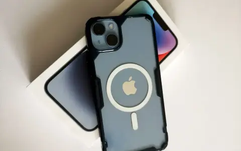 Nowy iPhone w etui z MagSafe, gotowy do robienia zdjęć. Dobry aparat w telefonie to podstawa!