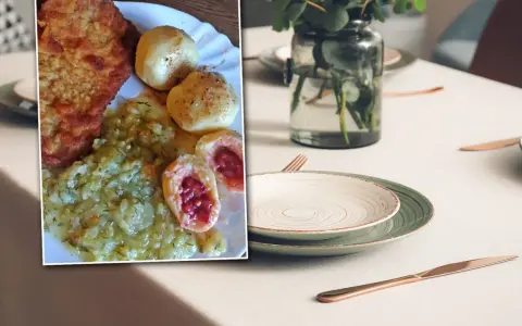 Pyszny obiad: panierowany kotlet, ziemniaki i kluski z owocami. Po prawej stronie stół nakryty do lunchu.