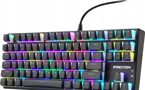 Klawiatura gamingowa z kolorowym podświetleniem RGB. Skróty klawiszowe nie działają, co frustruje gracza.