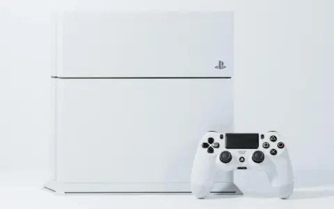 Consola PlayStation 4 blanca y mando DualShock 4 blanco, como cuando salió la Play 4.