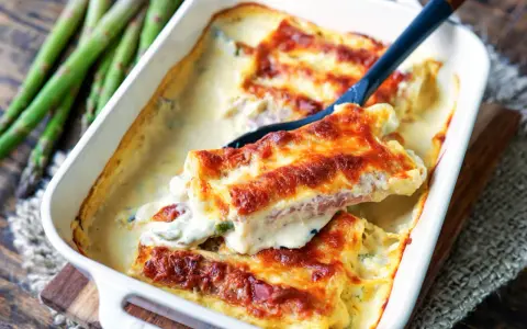 Überbackene Cannelloni mit Spargel und Schinken, ein köstliches Cannelloni Rezept, serviert in einer Auflaufform.
