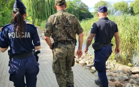 Trzech funkcjonariuszy, w tym policjantka, patroluje teren nad wodą. To może być straz rybacka w akcji.
