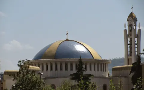 Imponująca kopuła i wieża kościelna symbolizują bogatą albania religia.