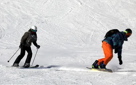 Narty czy snowboard na początek? Co łatwiejsze i bezpieczniejsze?