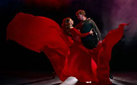 Tancerze w czerwieniach, w wirze sukni, tworzą emocjonujący performance. To sztuka ruchu, która porusza.