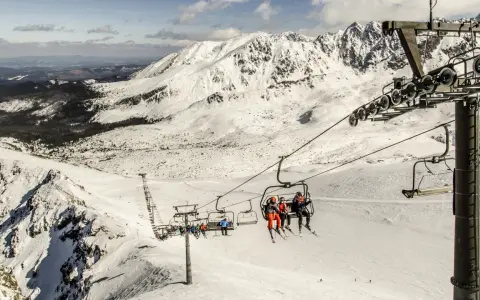 Kasprowy Wierch narty: kolejka linowa wwozi narciarzy na szczyt, skąd roztacza się widok na ośnieżone Tatry.