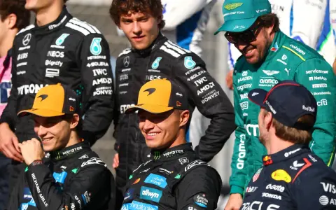 Pilotos de motoristas F1 2026, con Fernando Alonso sonriendo, junto a otros pilotos de McLaren y Mercedes.