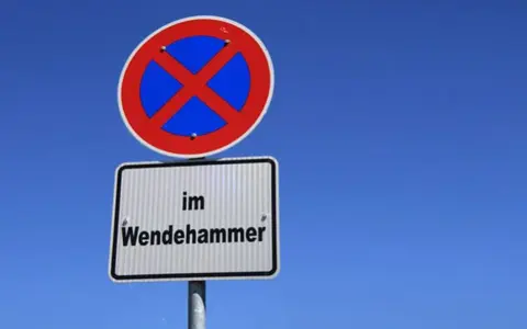 Verkehrsschild: Absolutes Halteverbot im Wendehammer. Kein Parken erlaubt.