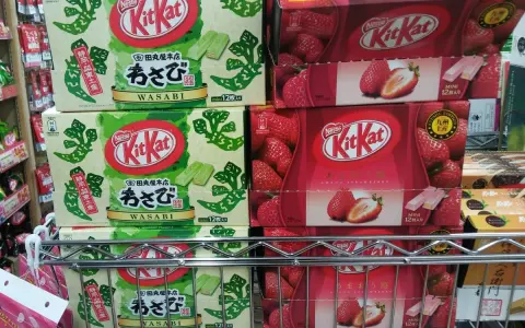 Zastanawiasz się, co przywieźć z Tokio? Pudełka KitKat o smaku wasabi i truskawki to idealny, nietypowy wybór.